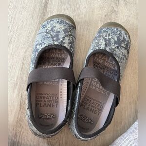 Canvas keen sienna Mary Jane shoes. Women’s 7 1/2, blue design.